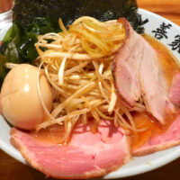 今、沖縄で最も行列のできるラーメン屋「ラーメン善家」でネギラーメン＋肩ロースレアチャーシュー＆燻製味玉