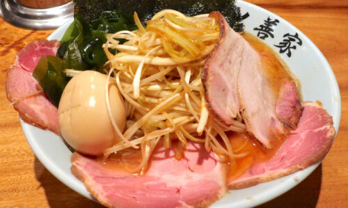 今、沖縄で最も行列のできるラーメン屋「ラーメン善家」でネギラーメン＋肩ロースレアチャーシュー＆燻製味玉