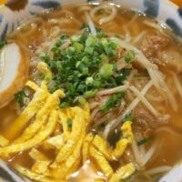 那覇・古島「笑和や」でシャキッと食感と胡椒がおいしい肉もやしそば