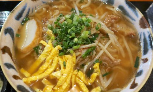 那覇・古島「笑和や」でシャキッと食感と胡椒がおいしい肉もやしそば