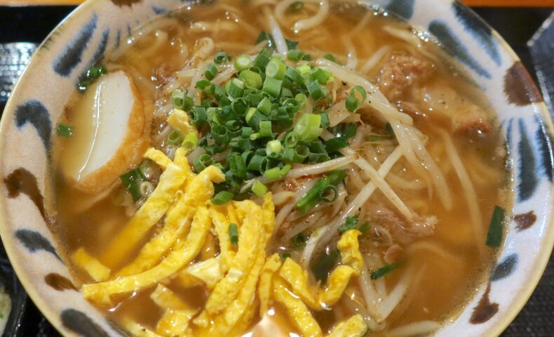 那覇・古島「笑和や」でシャキッと食感と胡椒がおいしい肉もやしそば