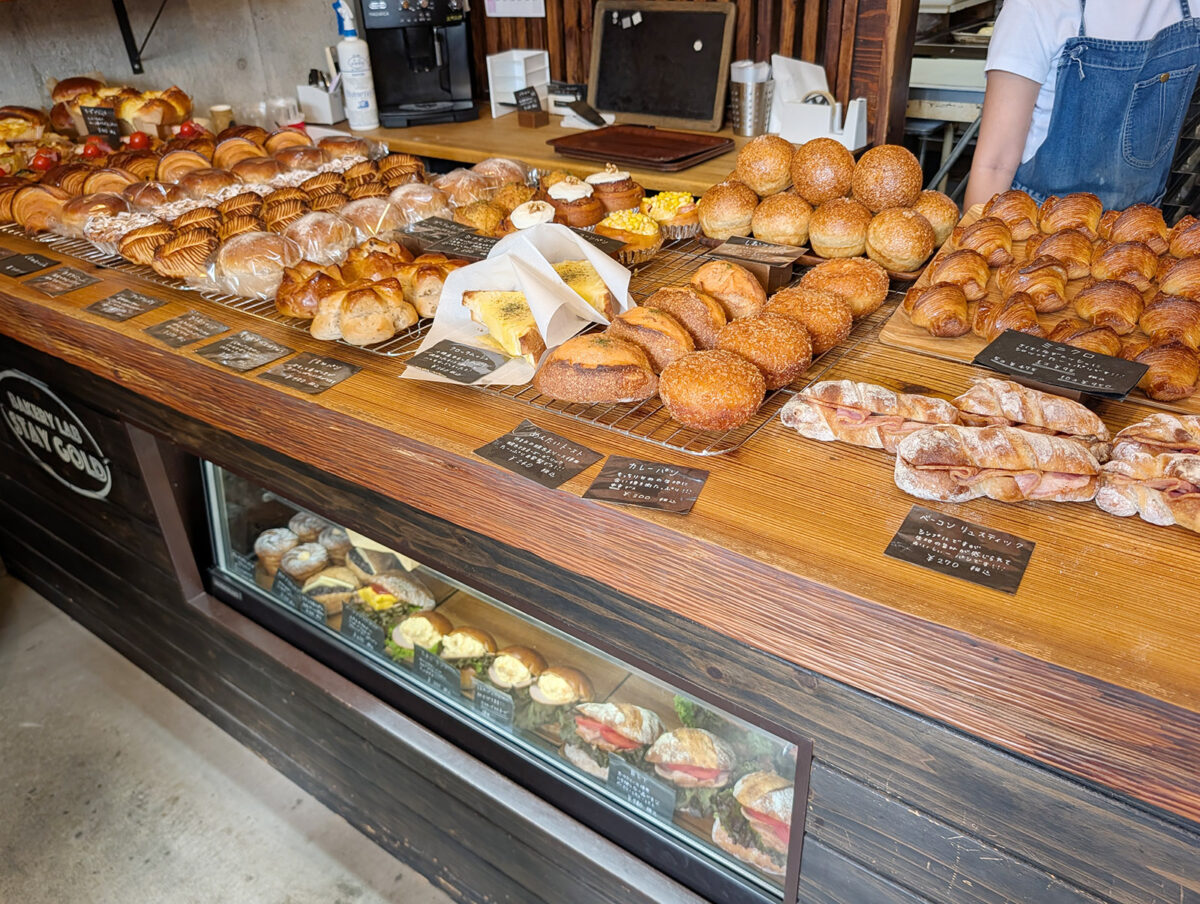 那覇・真嘉比「BAKERY LAB Stay Gold」 店内